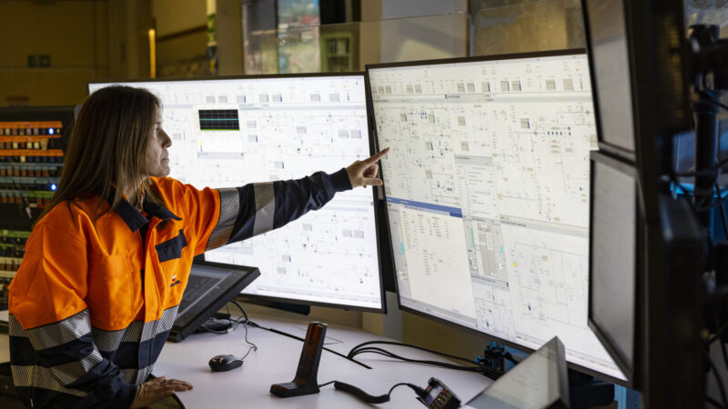 trabajadora_de_repsol_en_la_refineria_de_cartagena