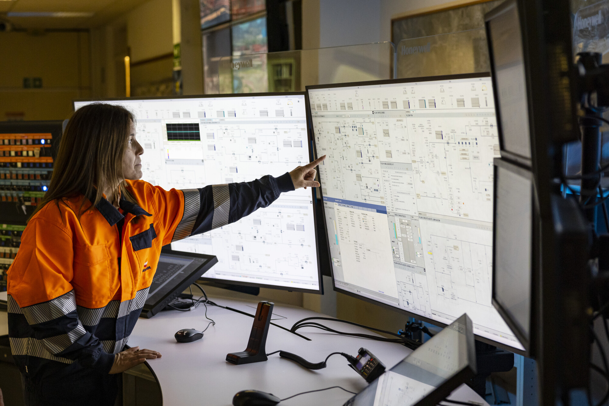 trabajadora_de_repsol_en_la_refineria_de_cartagena